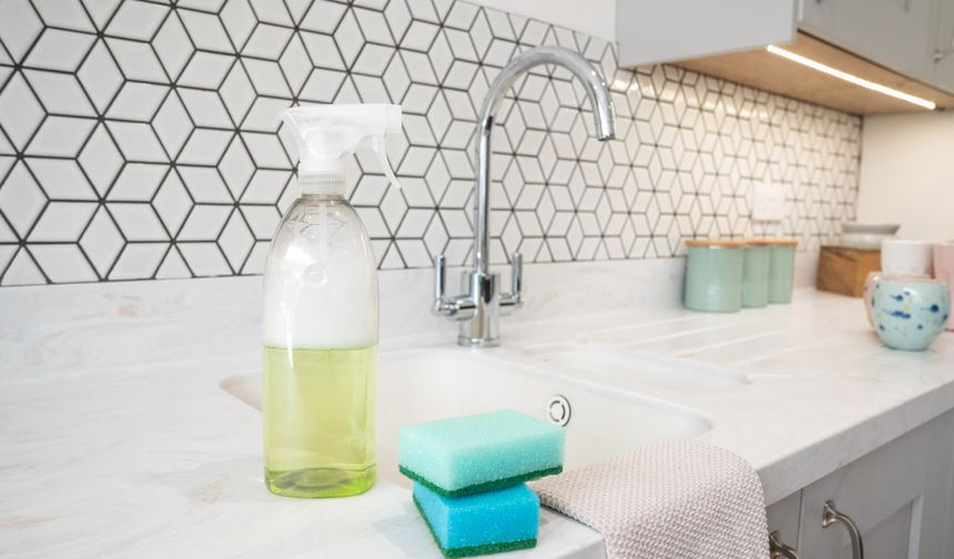 Mutfak Fayanslarındaki Yağ Lekeleri Nasıl Çıkar?