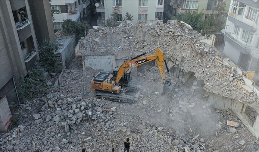 İslahiye’de Hasarlı Binaların Yıkımı Devam Ediyor