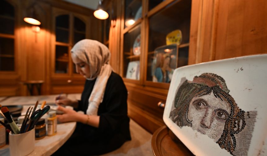 Kırılan Tabaklar Sanata Dönüşüyor