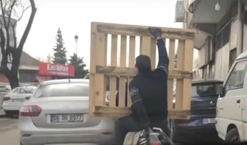 Motosiklette Kucağında Palet Taşındı