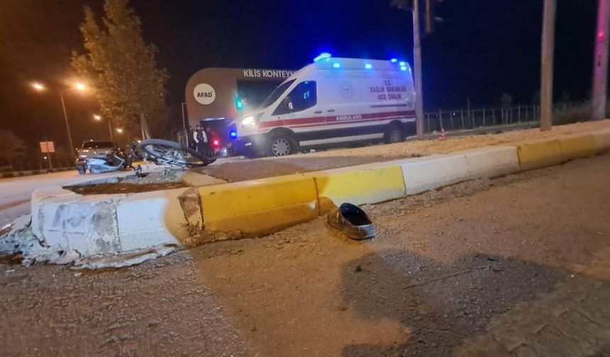 Otomobille Çarpışan Bisikletli Hayatını Kaybetti