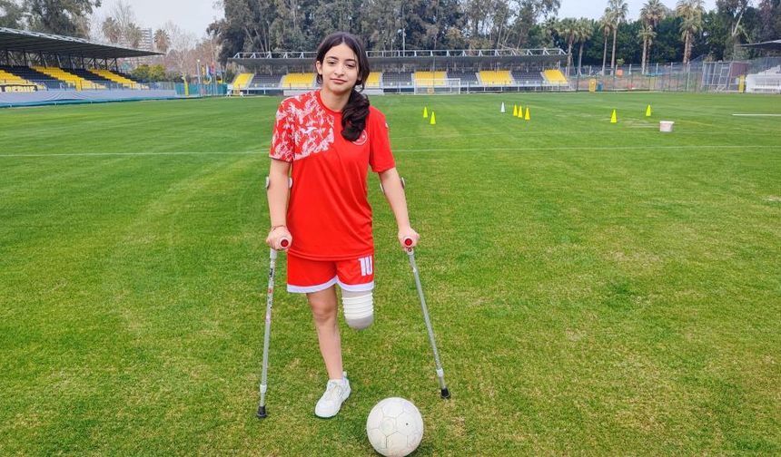 Enkazda Kaldı, Futbolla Hayata Tutundu