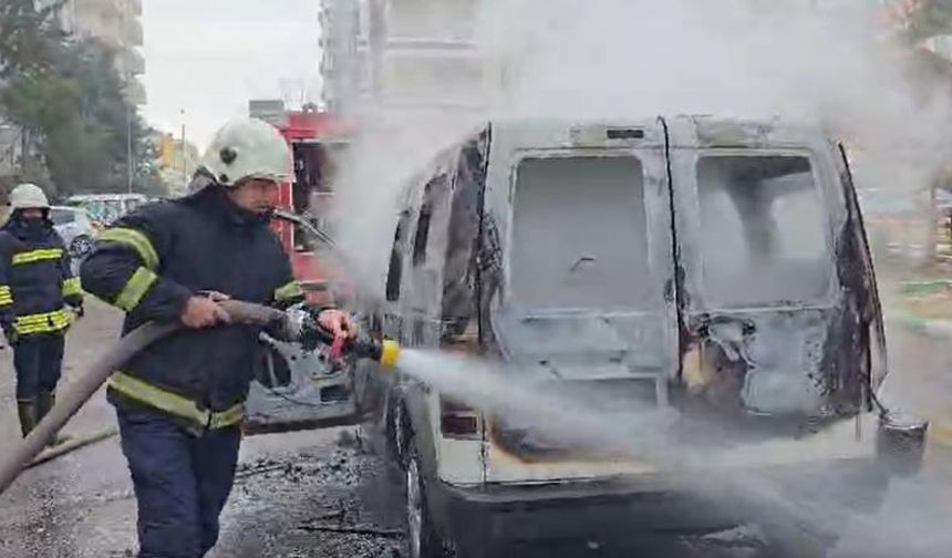 Park Halindeki Ticari Araç Alev Aldı