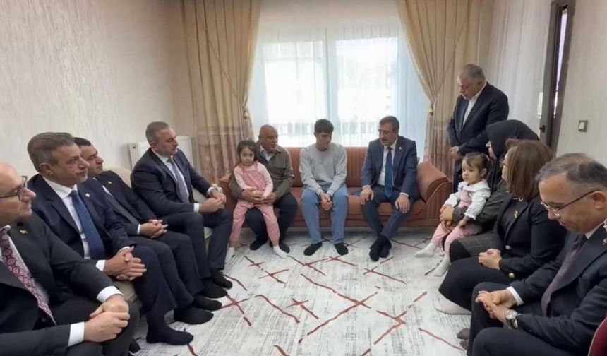 Depremzede Ailenin Acısını Paylaştı