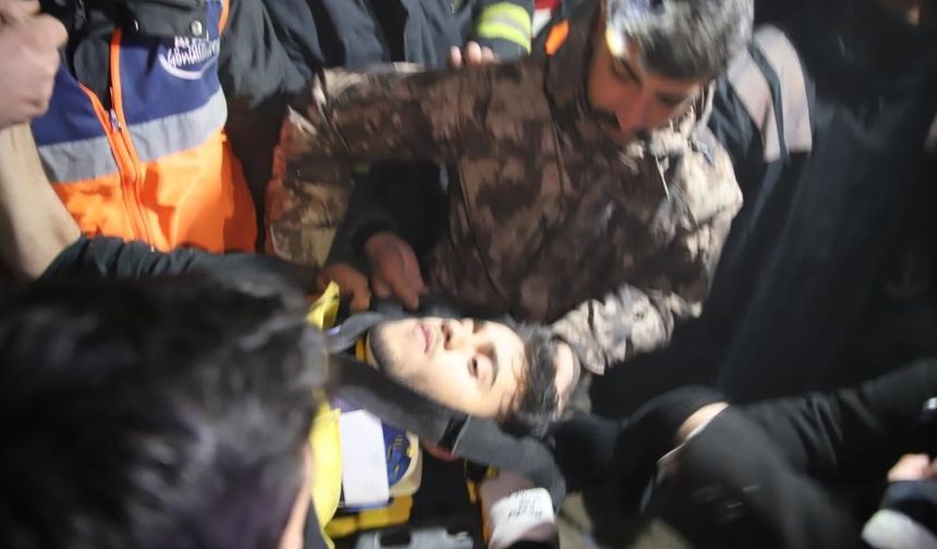 Enkaz Altında 4 Gün Hayatta Kaldı