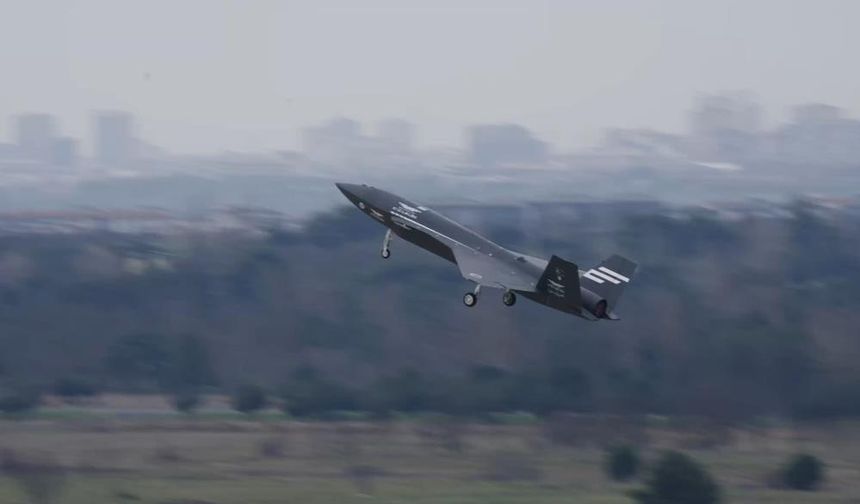 Gökyüzünde KIZILELMA İmzası