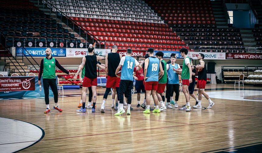 Dev Adamlar o isimle yeniden anlaştı
