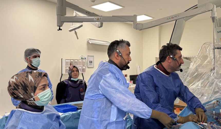 Ameliyatsız Beyin Operasyonları Canlı Yayında Takip Edildi