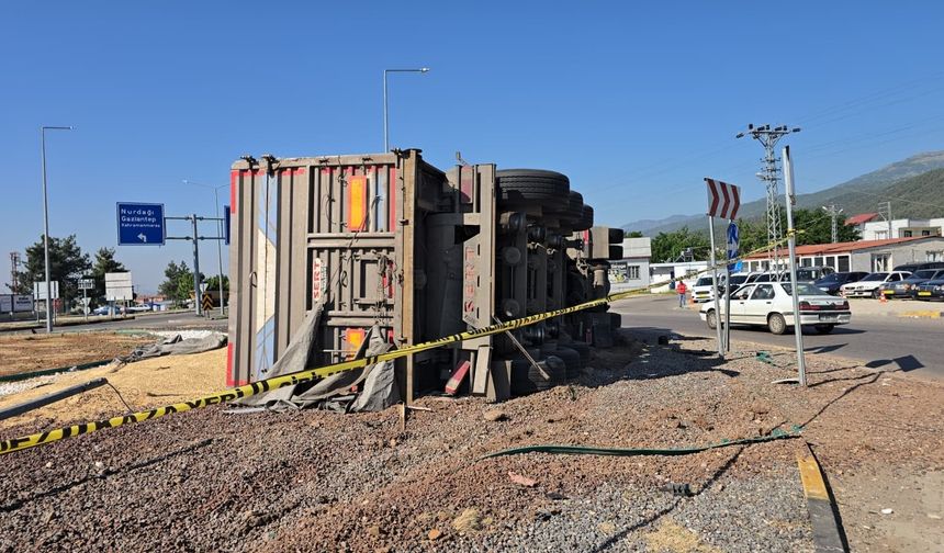 Kontrolden Çıkan Tır Ortalığı Savaş Alanına Çevirdi