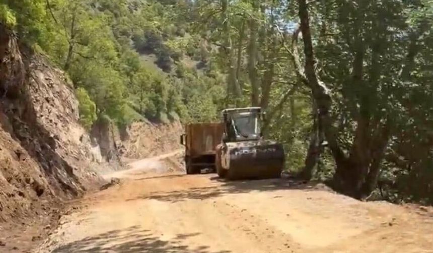 Heyelan Yolu Kapattı, Ekipler Seferber Oldu