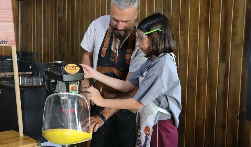 Ahşap oyuncak sevgisini köylere taşıyor