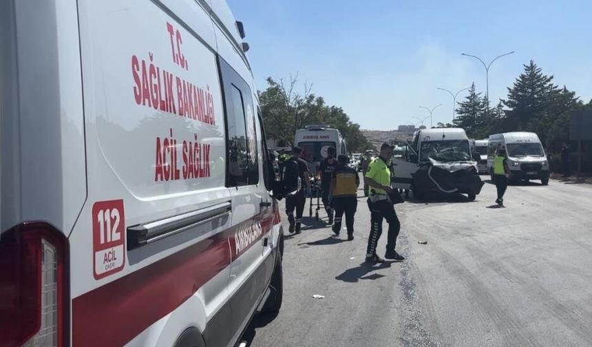Gaziantep'te işçi servisi tıra çarptı, yaralılar var