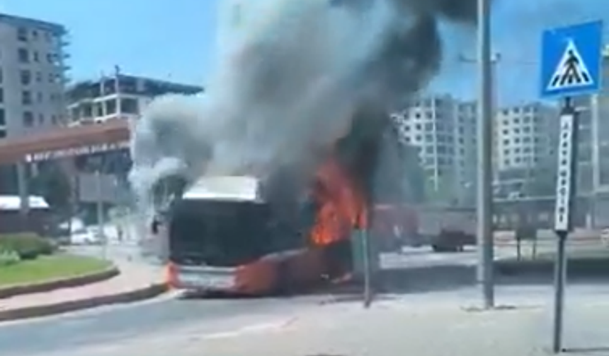 Belediye Otobüsü Alev Alev Yandı