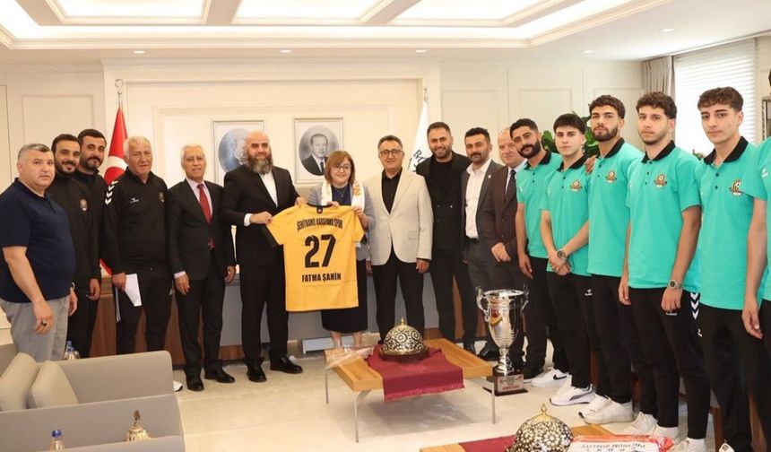 Şampiyon Karşıyakaspor Kupayı Fatma Şahin’e Götürdü