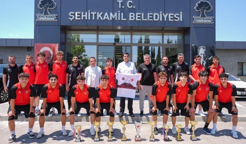 Şehitkamil'in genç futbolcularına tebrik