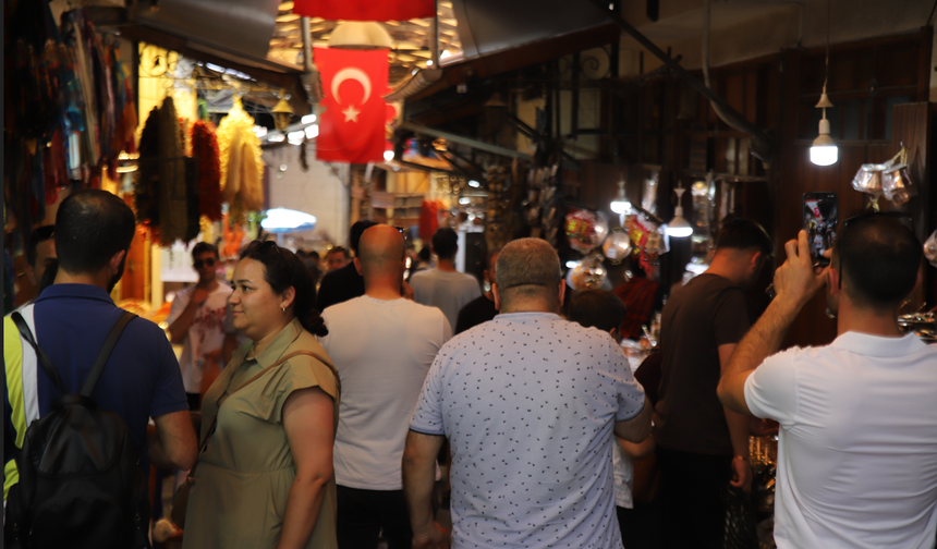 Gaziantep Bakırcılar Çarşısı’nda Sıcağa Rağmen Yoğunluk