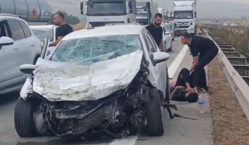 Gaziantep'te Feci Kaza: Kontrolden Çıkan Araç Tıra Çarptı