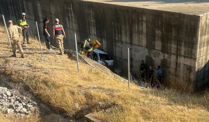 Gaziantep'te Köprüden Şarampole Uçan Araçta Can Pazarı