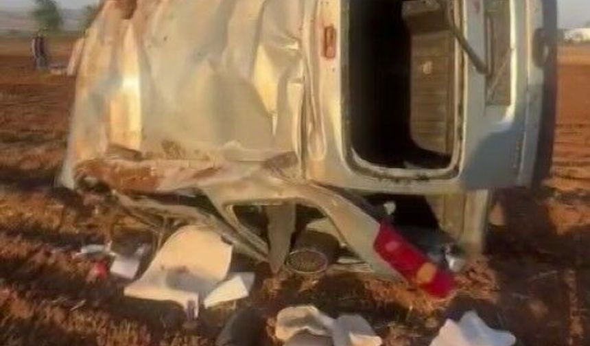 Hafif ticari araç tarlaya uçtu