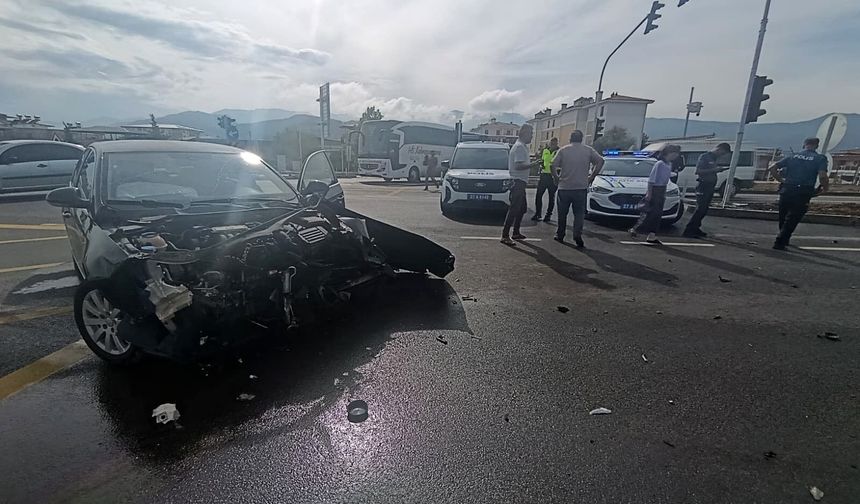 Gaziantep’te İki Araç Birbirine Girdi