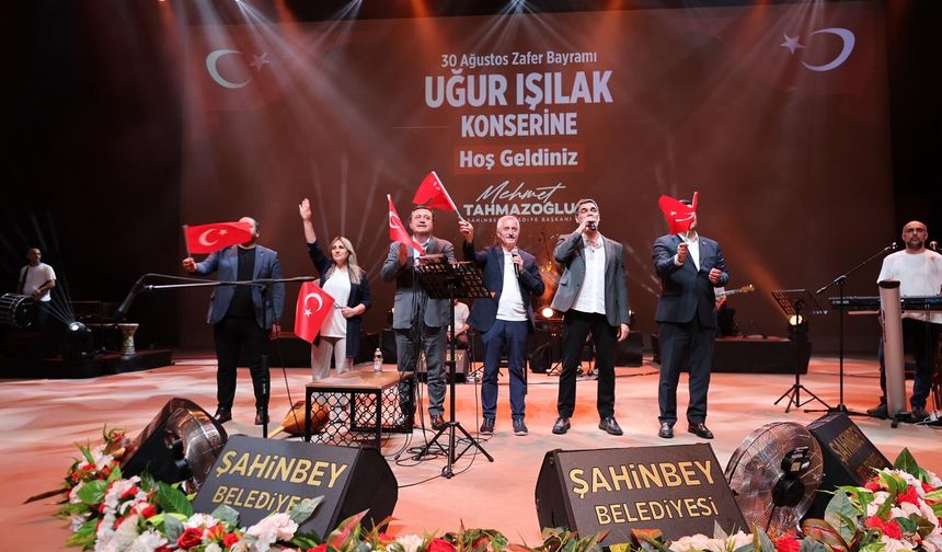 Şahinbey’de Zaferin Coşkusu Uğur Işılak Şarkılarıyla Kutlandı