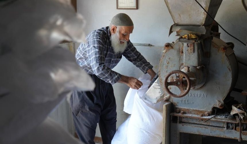 70 yıldır tuz öğütüyor, mesleğini yaşatıyor