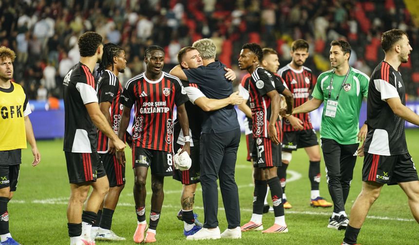 Orhan Ak’tan futbolcularına maç sonu tebrik