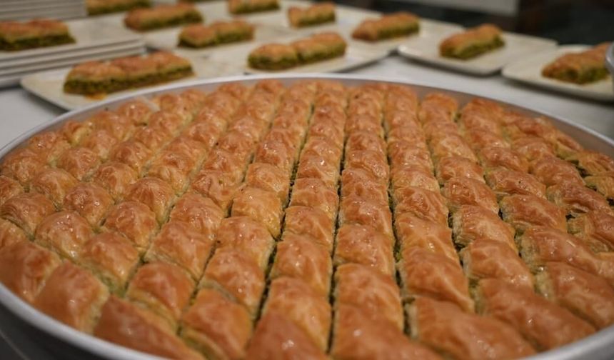 Gaziantep baklavasını İngilizce anlattı, milyonlara ulaştı