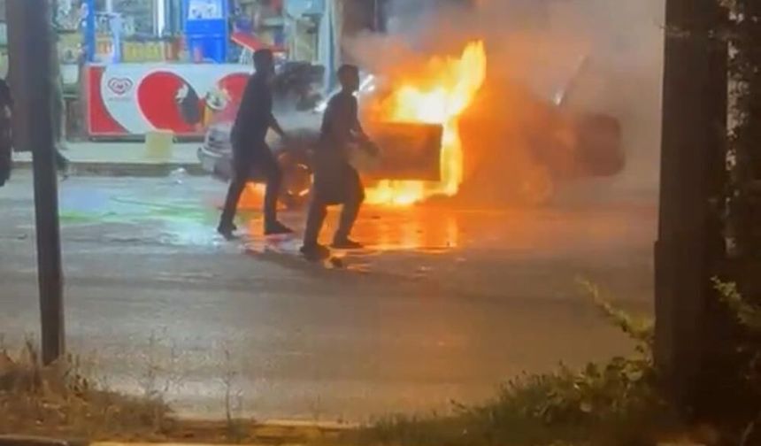 Gaziantep’te park halindeki otomobil alev aldı