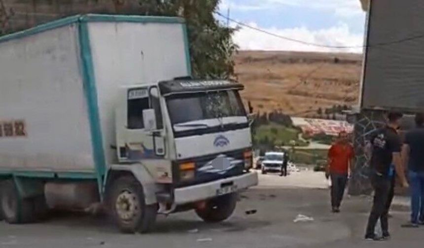 Gaziantep'te Freni Boşalan Kamyon Eve Çarptı