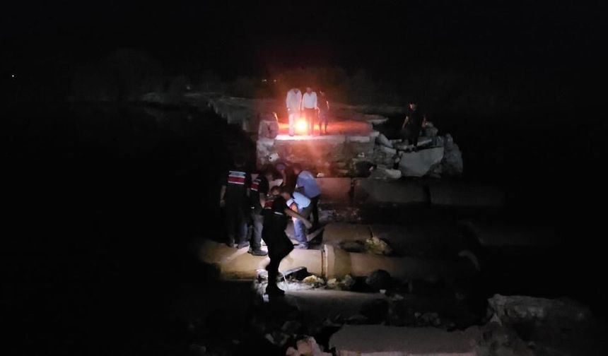 Su yükseldi, 4 arkadaş yıkık köprüde mahsur kaldı