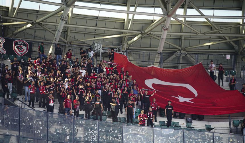 Kırmızı-siyahlılar Kocaeli’de tribünü doldurdu