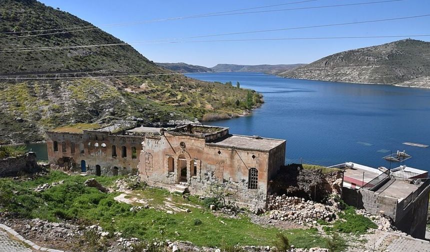 Gaziantep’te taş evleri suya gömülen köy