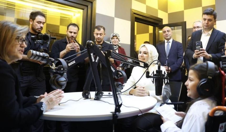 Cansu mikrofon başına geçti, ilk röportajını yaptı