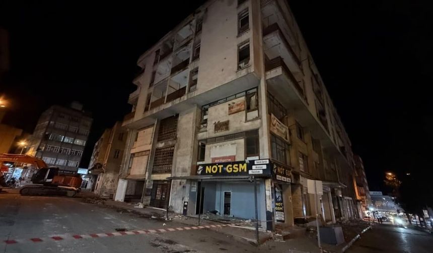 Depremde ağır hasar alan iş hanı yıkılıyor