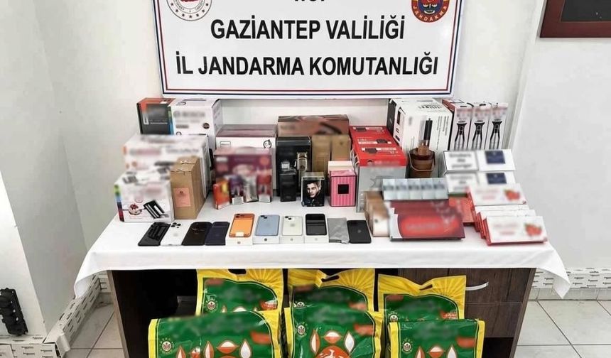 Gaziantep'te araçtan kaçak telefon ve sigara çıktı