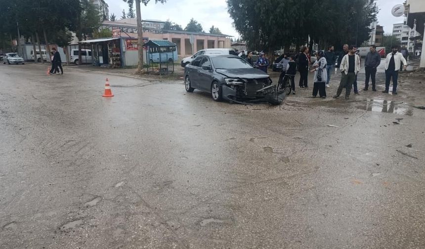 Gaziantep’te iki otomobil birbirine girdi