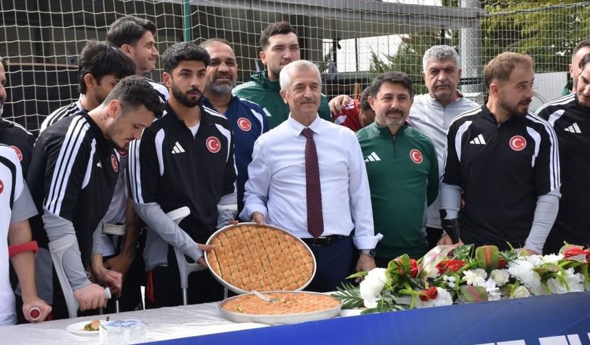 Gaziantep’te kampa giren millilere baklava ikramı