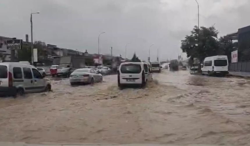 Gaziantep’te sağanak yolları göle çevirdi