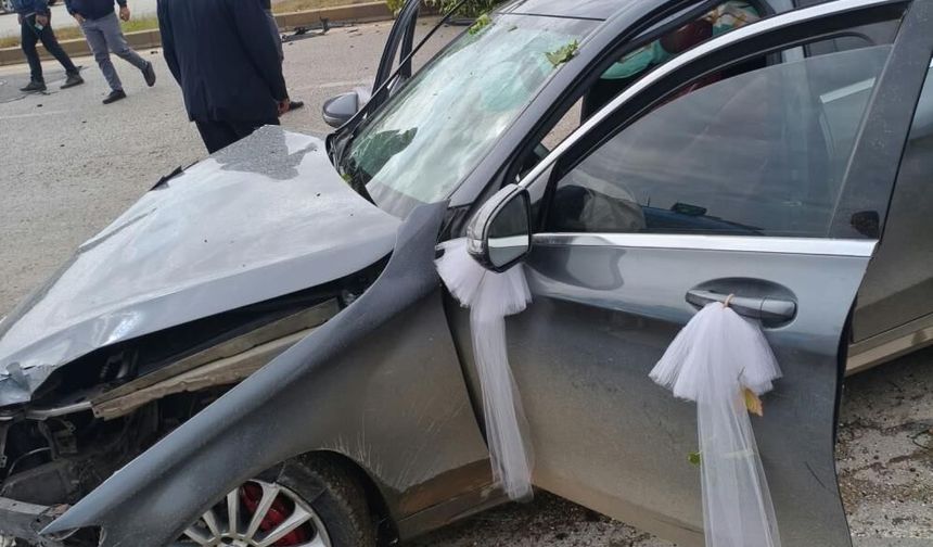 Gelin arabası süsleriyle kazaya karıştı