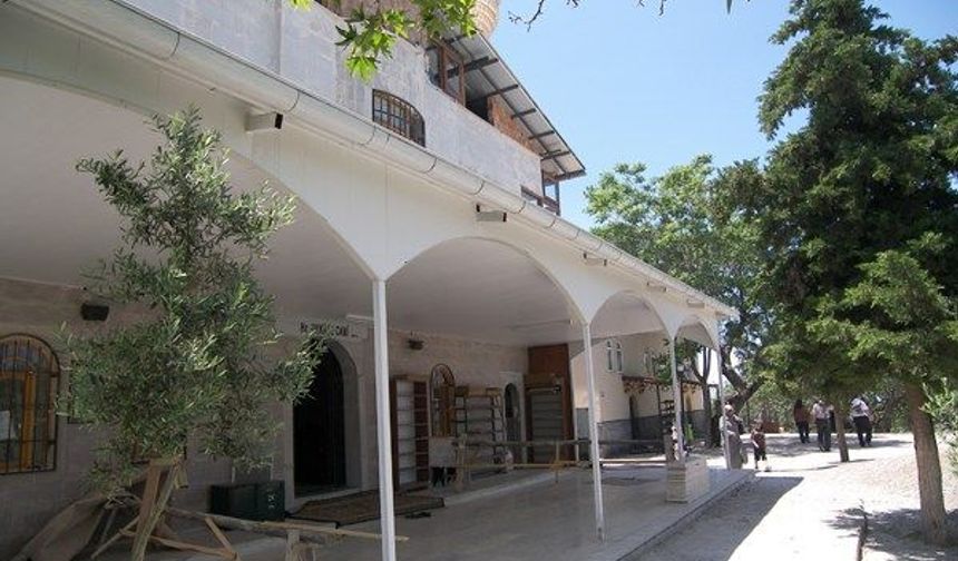 Depremde Hasar Gören Hz. Ukkaşe Türbesi Onarıldı