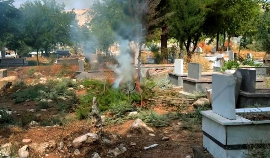 Mahalleli Mezarlığın Bakımını Kendi İmkânlarıyla Yaptı