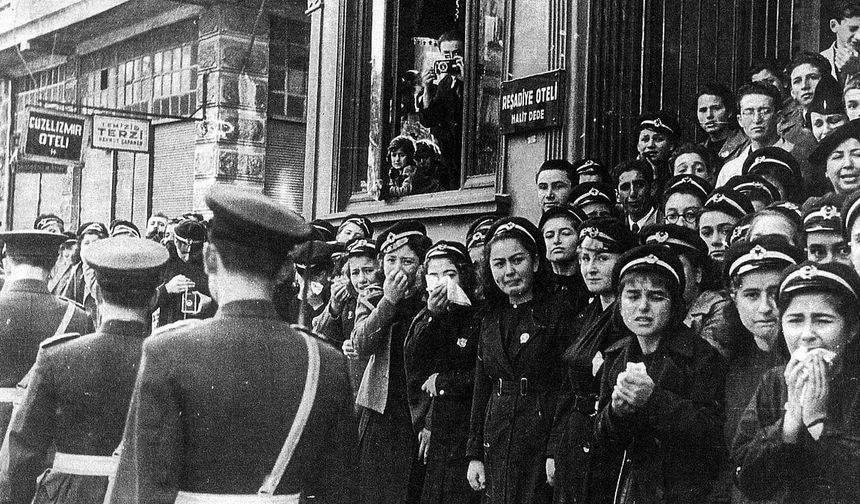 Atatürk'e Son Vedada Bir Düğmeye Sığan Sonsuz Minnet