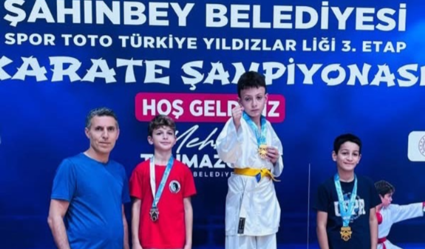 Gaziantep'te Karatecilerden Çifte Şampiyonluk