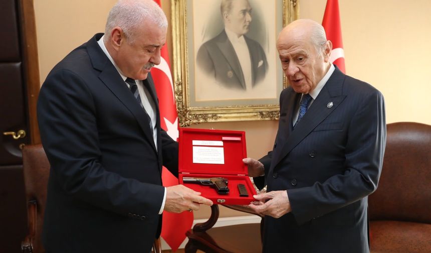 Sermet Atay’dan Devlet Bahçeli’ye özel hediye