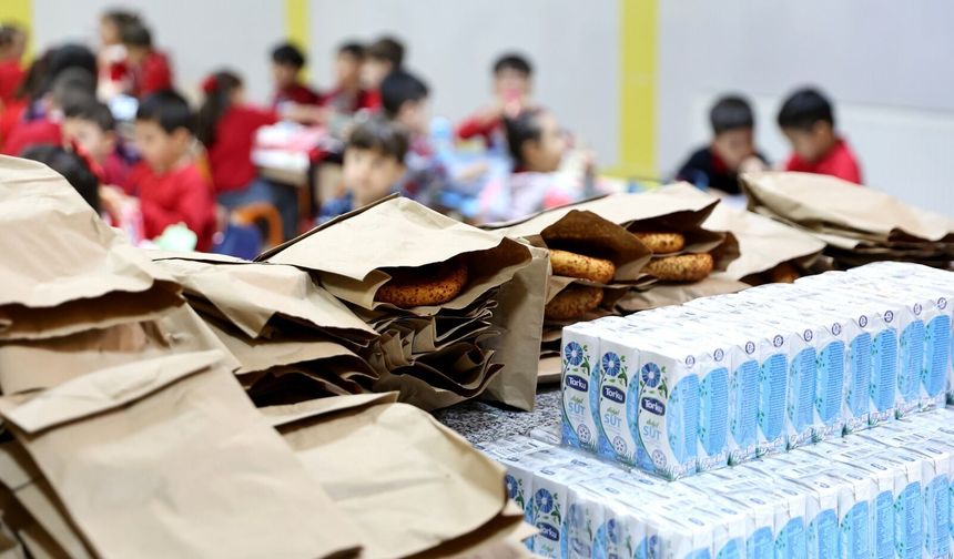 Gaziantep’te Miniklere Simit ve Süt Desteği