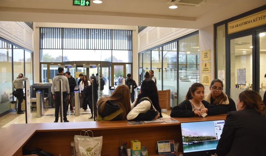 Tatil gününde öğrenciler kütüphaneye koştu