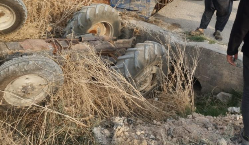 Nizip'te Toprak Yüklü Traktör Dereye Uçtu