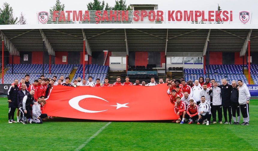 Gaziantep FK'dan bayraklı kutlama