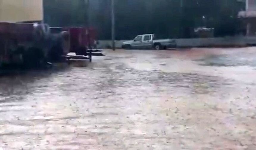 Gaziantep’te Dolu ve Sağanak Hayatı Felç Etti